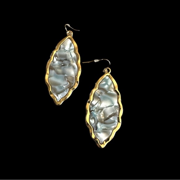 Stunning Marble printed gold Earring 3 inches. - Picture 11 of 12